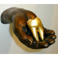 Hand mit Goldzahn